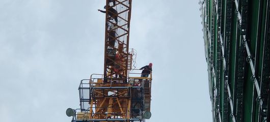 塔吊司機因病暈倒被困60米高空 多方協(xié)作成功救援